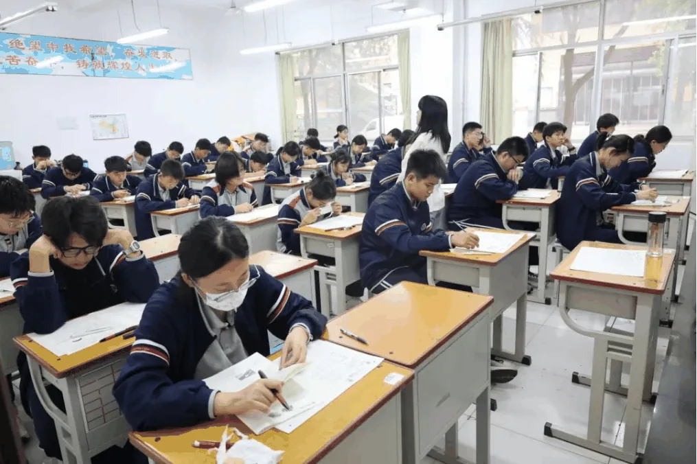 第一次月考纪实 从容不迫 沉着应考相关图片