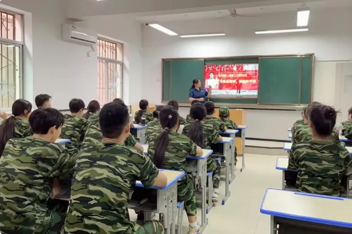 青春意志铸军魂 心向国防展雄风 西安启航职业高级相关图片