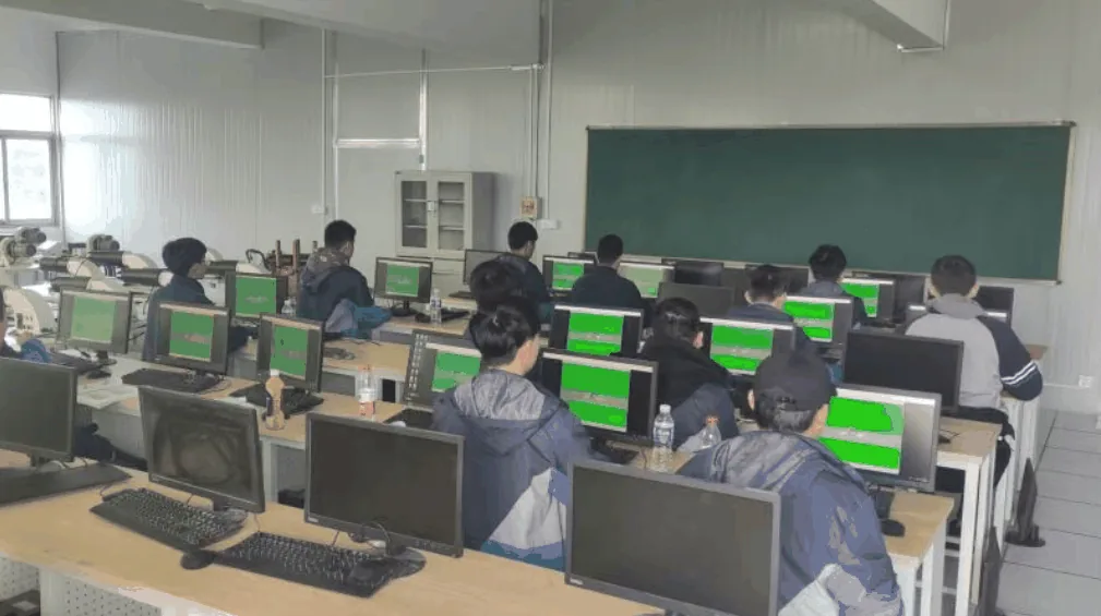 急！无人机人才缺口100万！2025年西安中考无相关图片