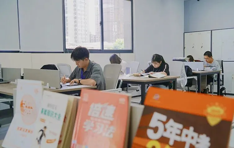 初三全日制冲刺怎么选?20人小班、全职老师盯到晚——这所学校值得了解