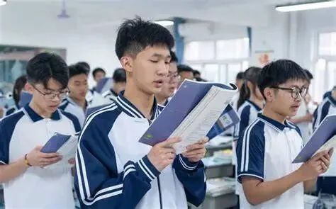 晚辅导不是“空放”!这所职高的晚自习,班主任站门相关图片