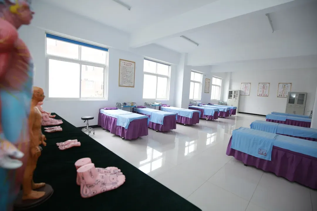 女孩子中职学什么专业好？这所学校的“3+2”药剂、口腔、中医康复太香了！ - 西安中考升学网