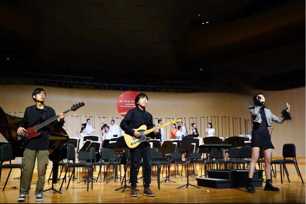 西安新高教职业高中——受邀参加西安市统战系统庆祝中华人民共和国成立75周年合唱展演