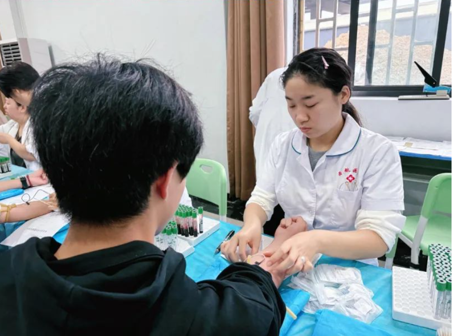 关爱学生健康 体检护航成长 ——西安康桥职业高中开展2024年秋季学生体检