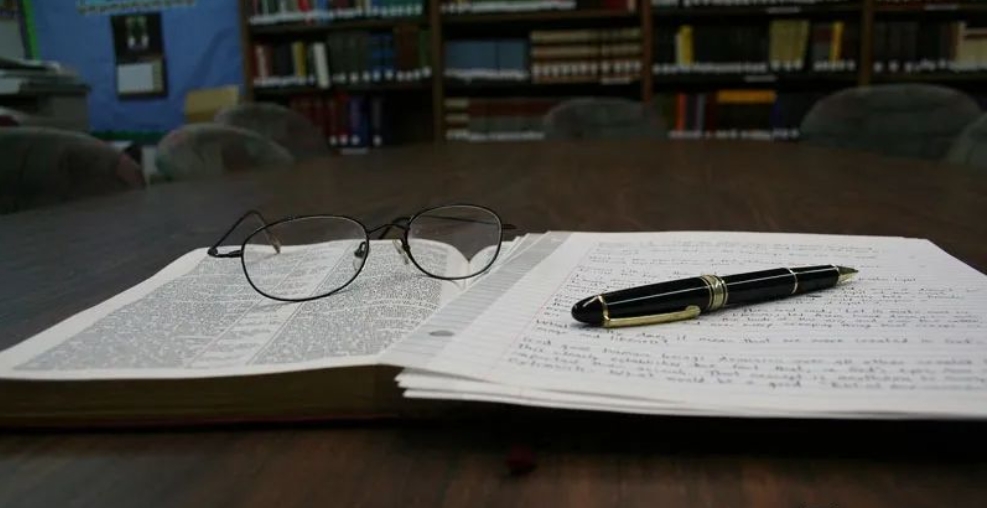 学校收取初三复读生资料费，这合法吗？