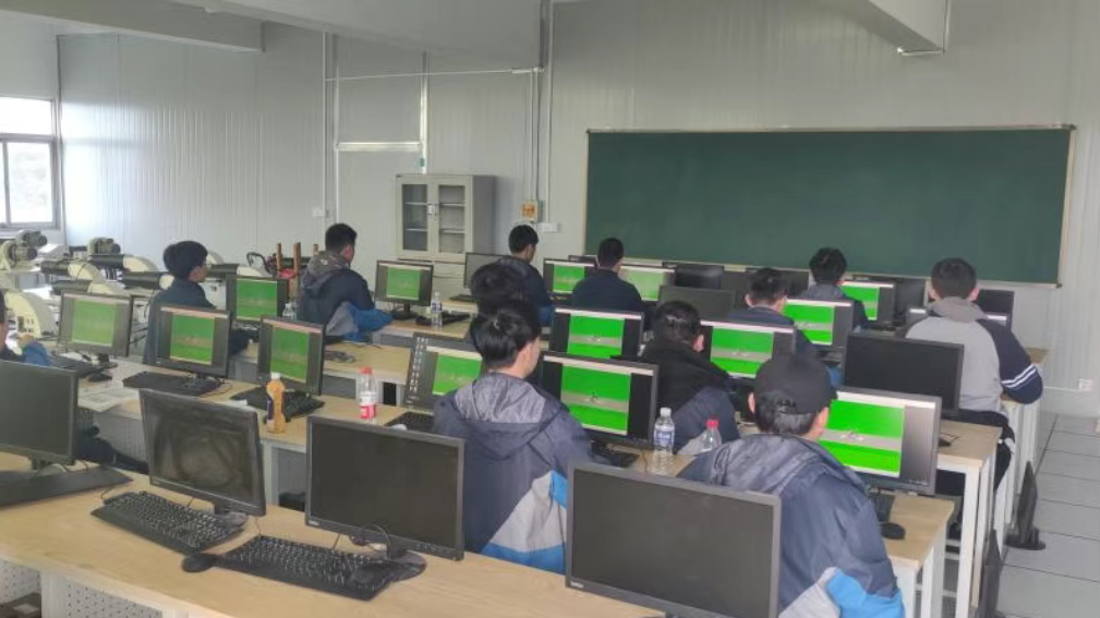 急！无人机人才缺口100万！2025年西安中考无人机专业值不值得报考？